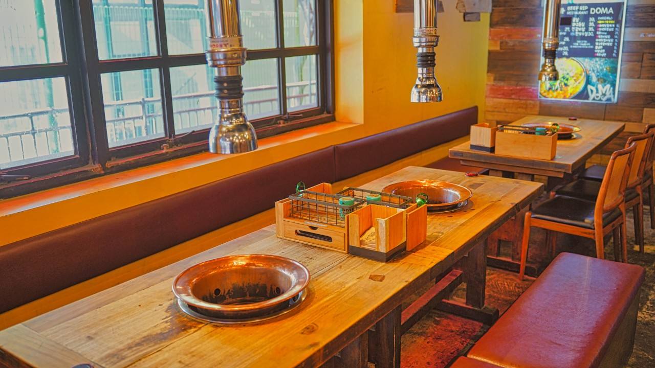 도마 홍대점 매장 내부 — interior of Doma Hongdae Korean BBQ (구운고기 · 烤肉) restaurant in Hongdae · 3